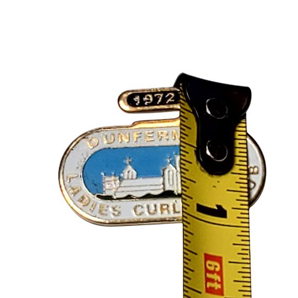 Dunfermline Ladies Curling Club 1972 Collectors Pin Gold Tone Vtg - Picture 4 of 5
